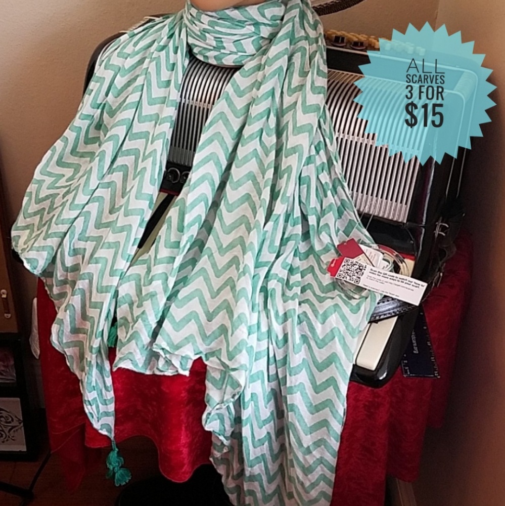 NWT- MINT GREEN & WHT CHEVRON PRINT SCARF - Picture 1 of 6